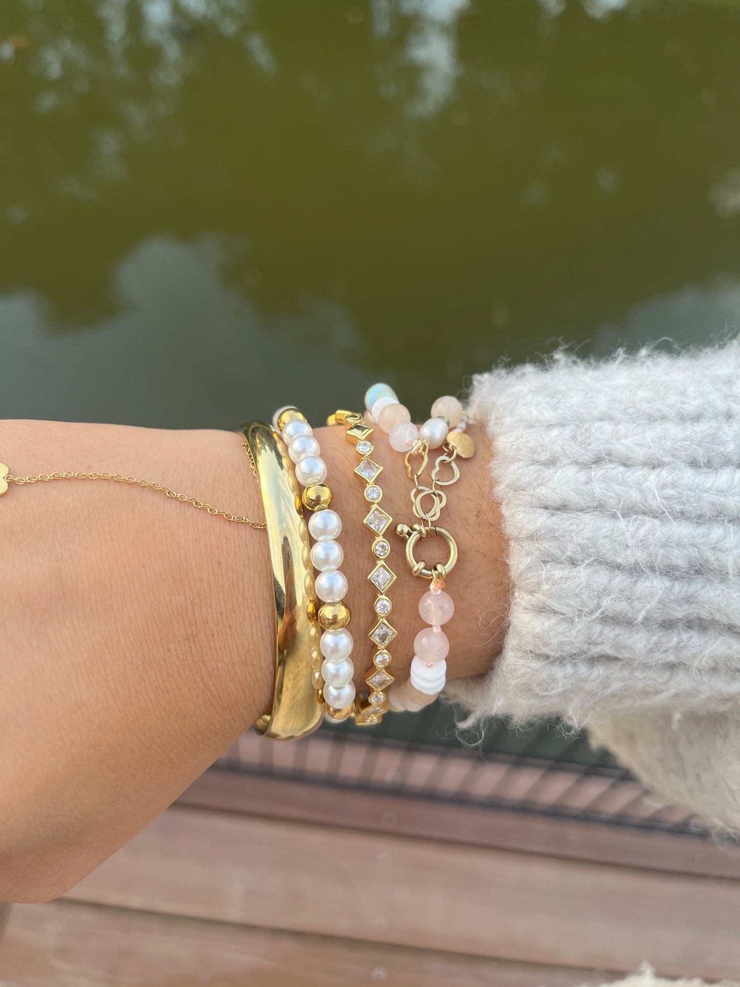 “Shiny” Eye-Catcher Bangle Armband