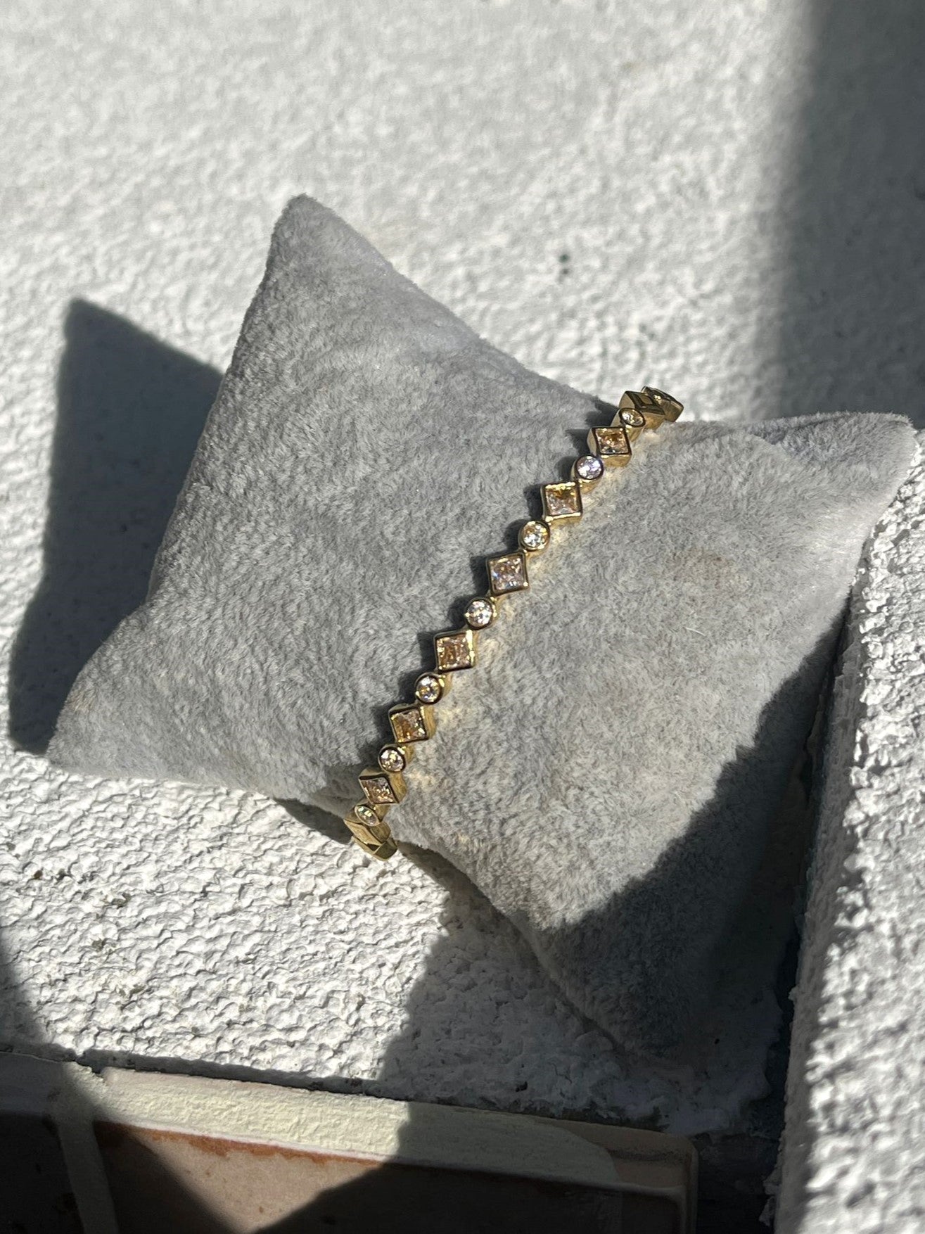 “Shiny” Eye-Catcher Bangle Armband