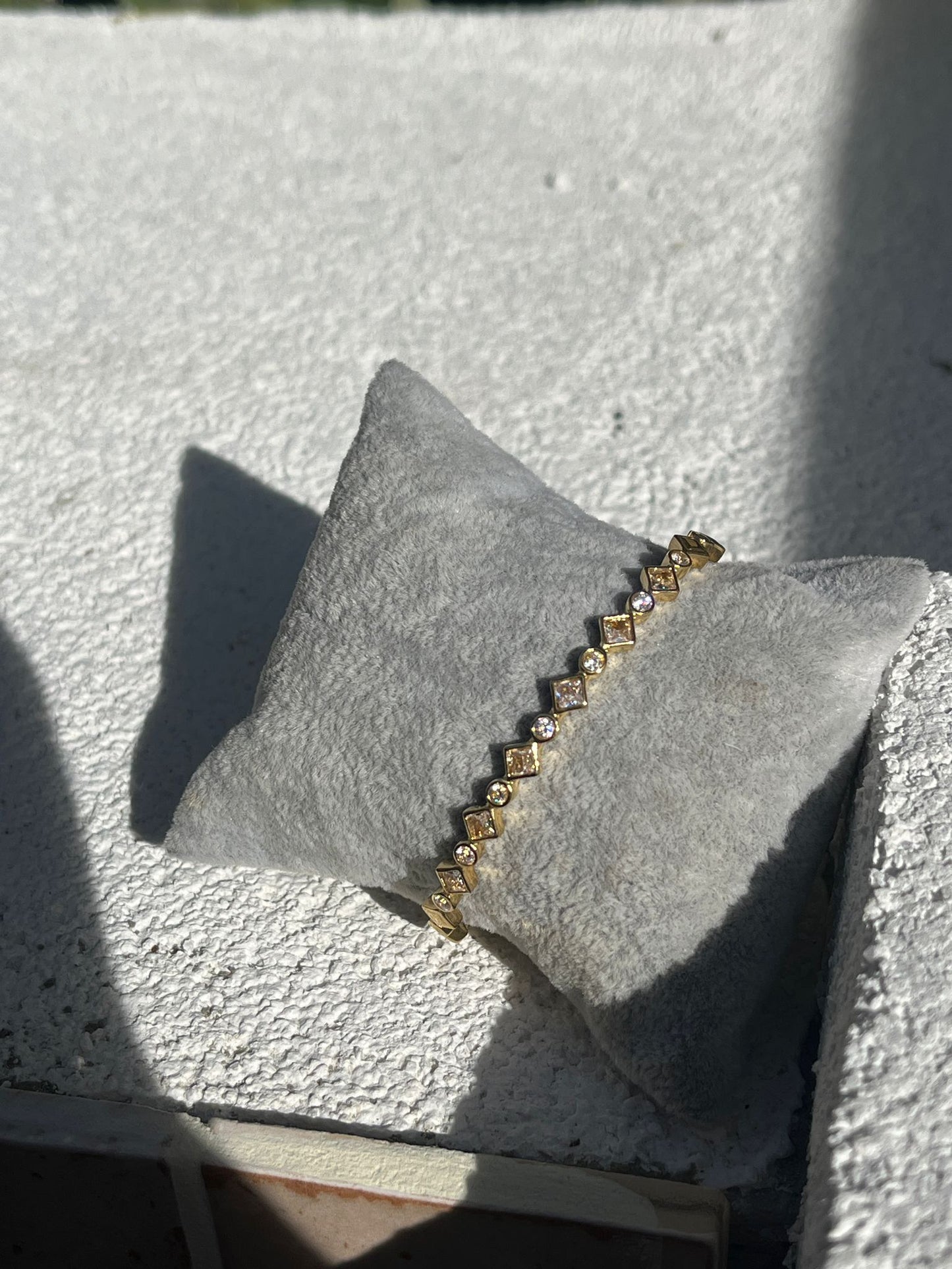 “Shiny” Eye-Catcher Bangle Armband