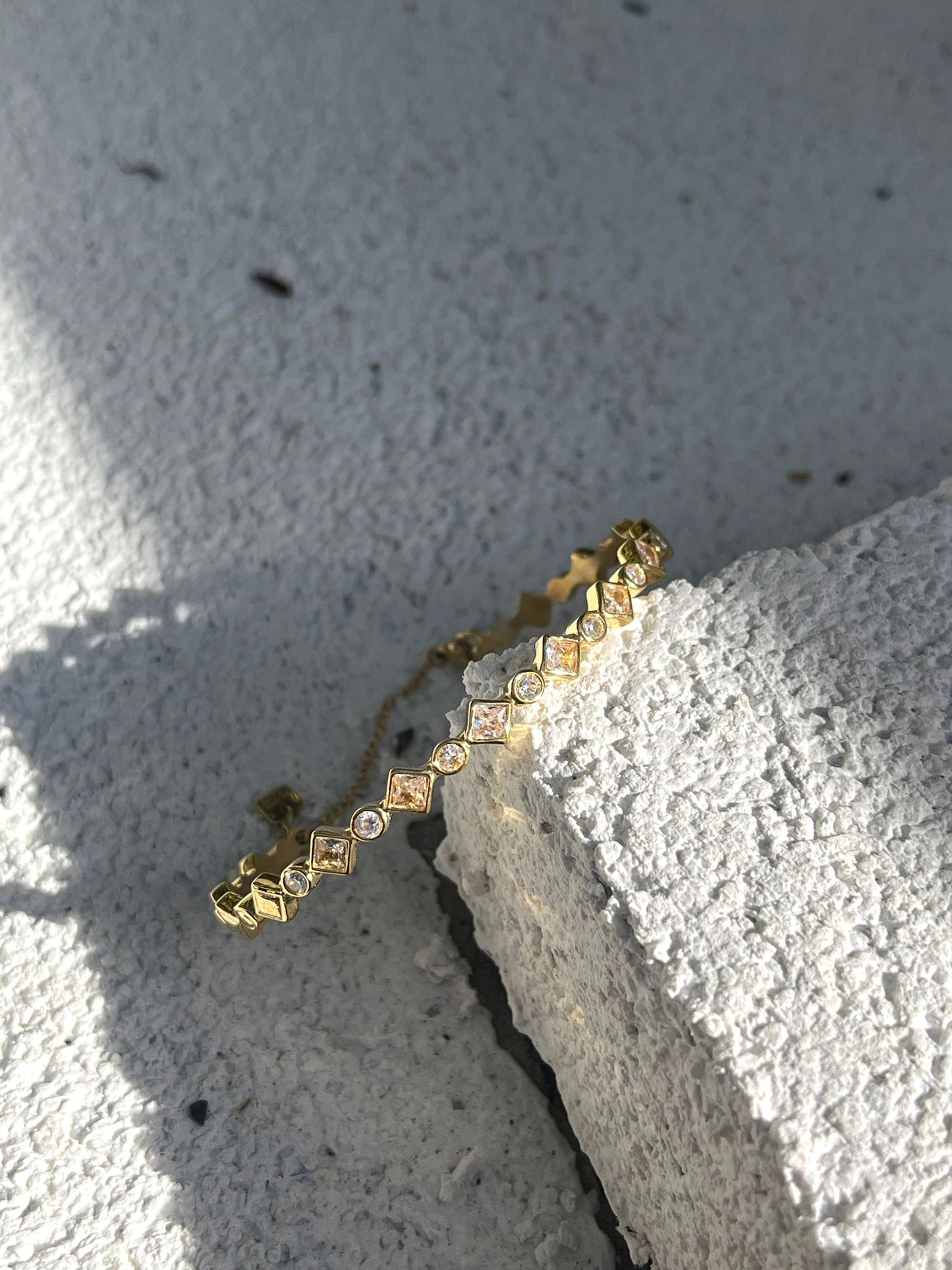 “Shiny” Eye-Catcher Bangle Armband