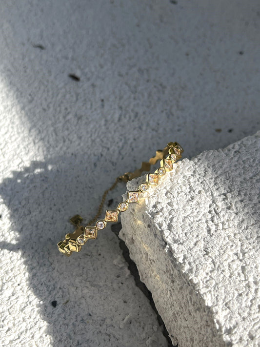 “Shiny” Eye-Catcher Bangle Armband