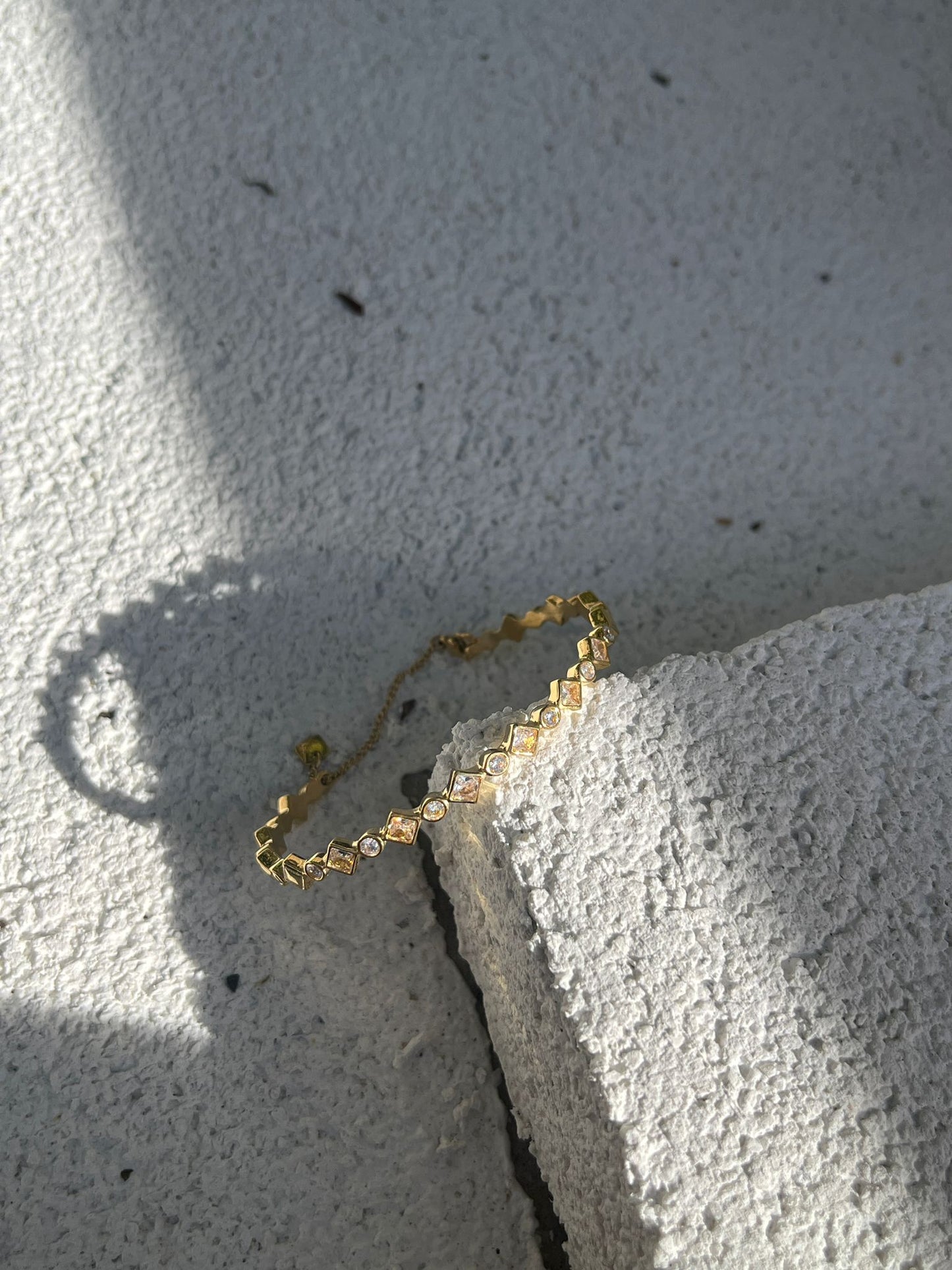 “Shiny” Eye-Catcher Bangle Armband